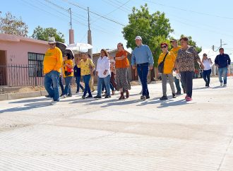 Celebra Toño Astiazarán con vecinos la pavimentación de la avenida Mátape