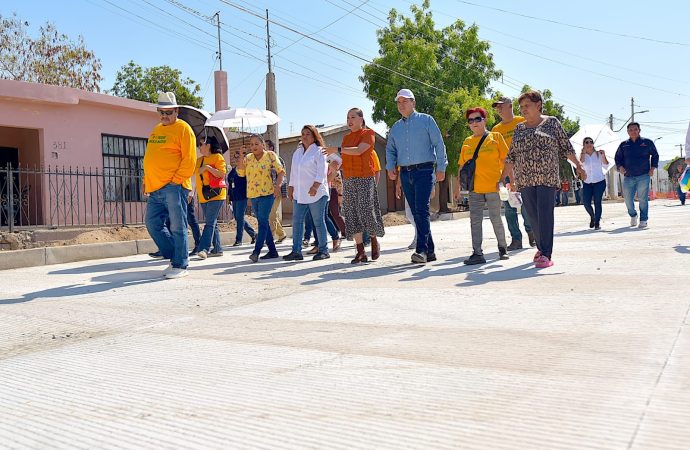 Celebra Toño Astiazarán con vecinos la pavimentación de la avenida Mátape