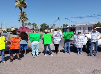 Vecinos cierran calles por apagones
