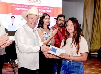Beneficia Gobernador Durazo a navojoenses con entrega de becas y acciones de salud