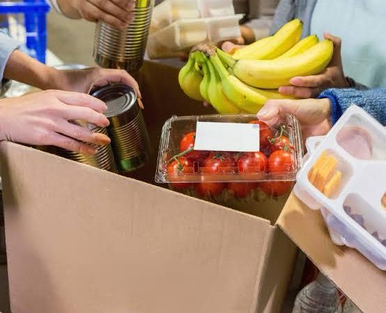 Ofrece bancó de alimentos despensas a precios módicos