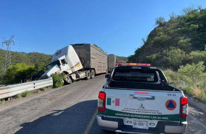 Trailer con migrantes sufre accidente en Sonora; 14 guatemaltecos resultan lesionados