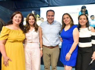 Acompañan Toño Astiazarán y Patty Ruibal a graduados de instancias infantiles DIF