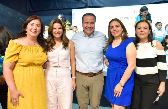 Acompañan Toño Astiazarán y Patty Ruibal a graduados de instancias infantiles DIF