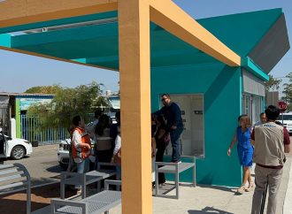 Construirán 10 paradas de autobús refrigeradas este año: Astiazarán