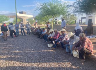 Bloquean manifestantes Yaquis carretera internacional