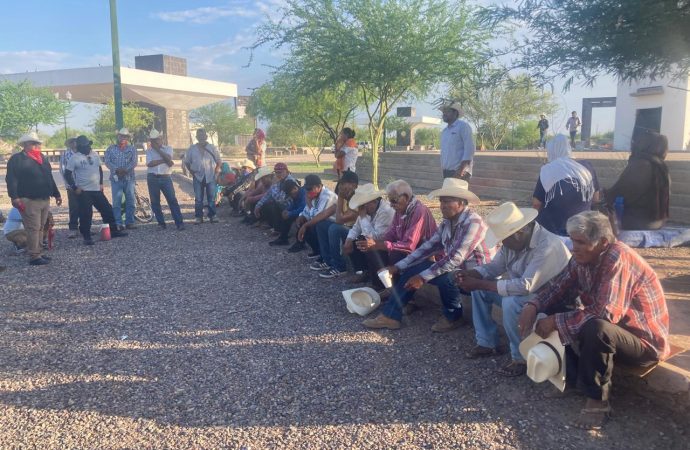 Bloquean manifestantes Yaquis carretera internacional