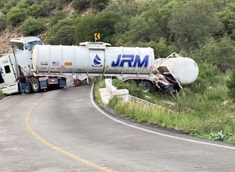 ALERTA CARRETERA: Accidente de tractocamión cierra tránsito en la carretera Janos-Agua Prieta