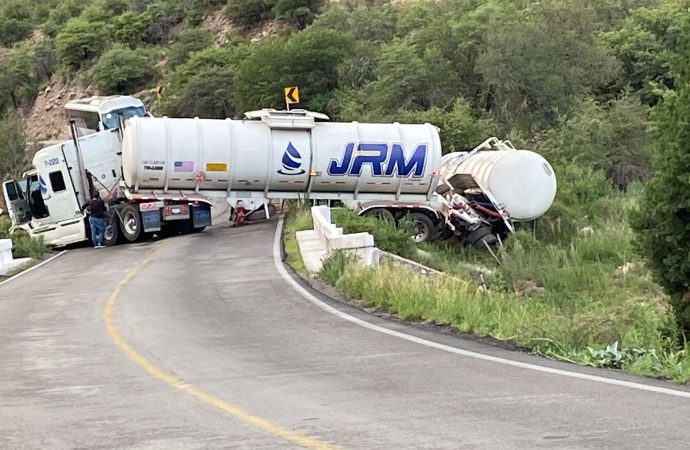 ALERTA CARRETERA: Accidente de tractocamión cierra tránsito en la carretera Janos-Agua Prieta