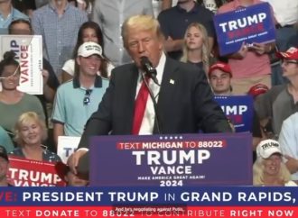 Trump se burla de Ebrard y Sheinbaum lo defiende