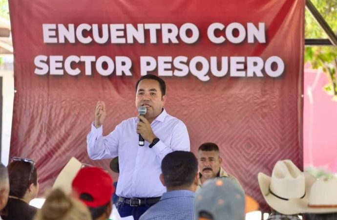 Escucha Heriberto Aguilar a pescadores del sur de Sonora