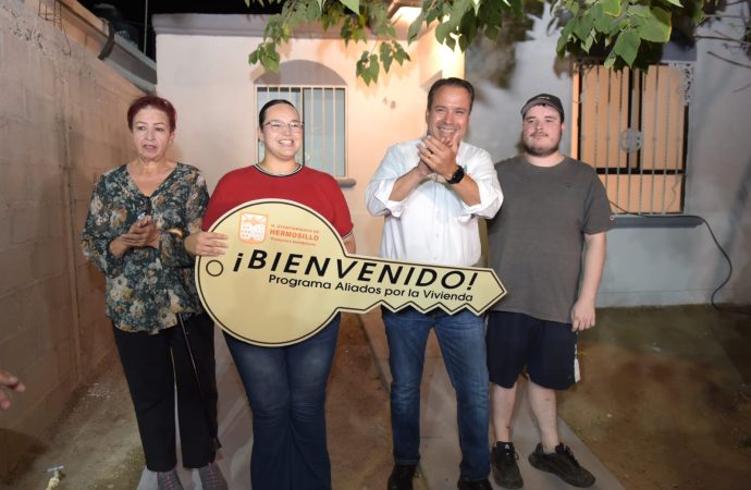 Entrega Toño Astiazarán a familia una vivienda más recuperada en Villa del Real