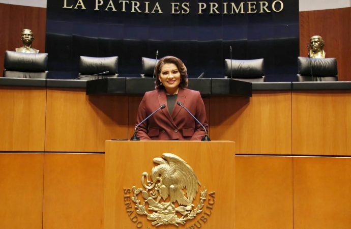 Se registra Lorenia Valles en el Senado República