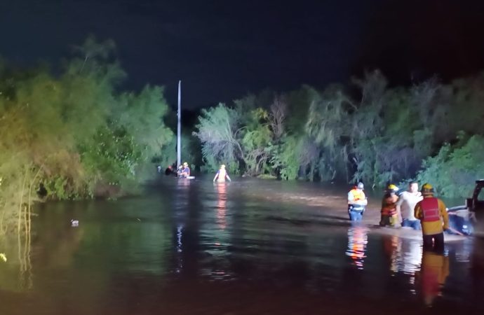 Rescatan a 16 personas atrapadas en arroyo de Tajimaroa tras paso de tormenta Ileana