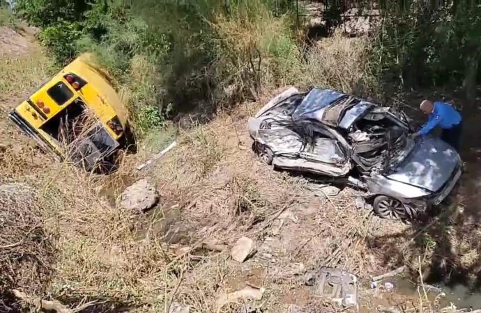 Deja camionazo 12 personas lesionadas en el Valle del Yaqui