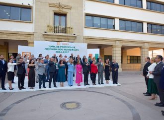 Toño Astiazarán toma protesta a nuevos funcionarios municipales