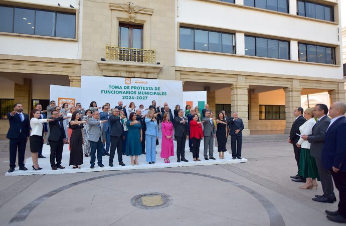 Toño Astiazarán toma protesta a nuevos funcionarios municipales