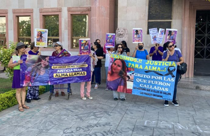 Amigos y familiares de Alma Lourdes marchan a la fiscalía