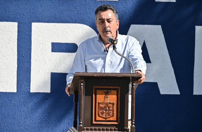 Alcalde entrega equipo y reconoce a policías de Cajeme