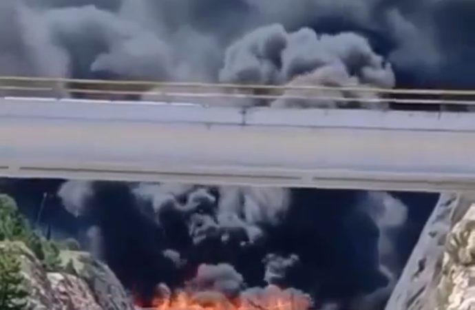 Violencia en la autopista Mazatlán-Durango: tráileres y autobuses incendiados por enfrentamientos