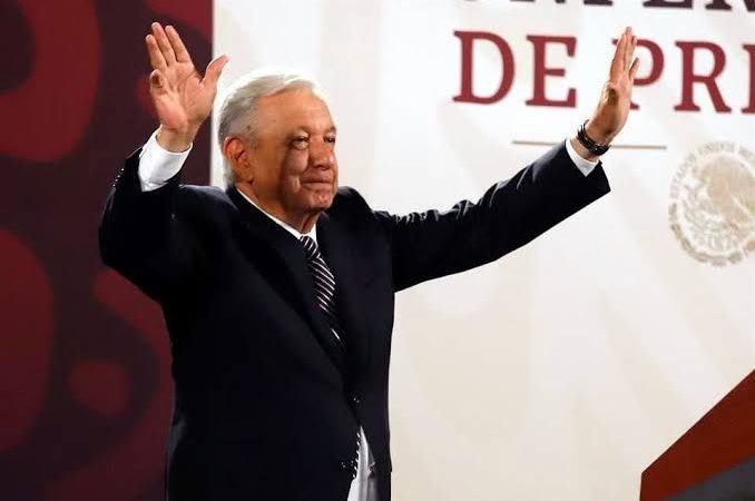 Se despide López Obrador con “sorpresa” en su última mañanera