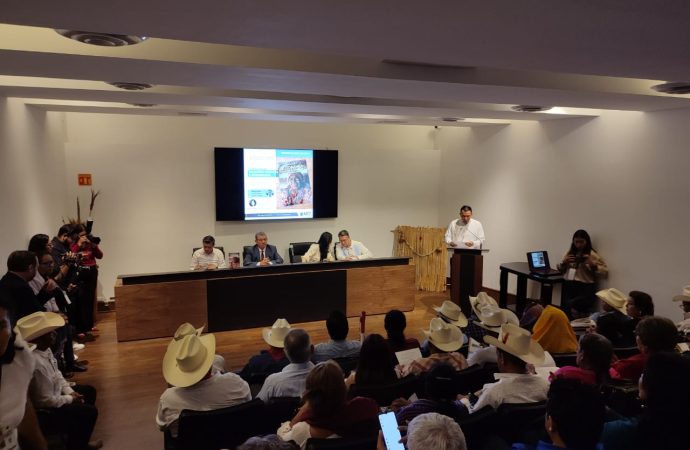 Presentan el libro Autonomía de los pueblos originarios y afromexicanos