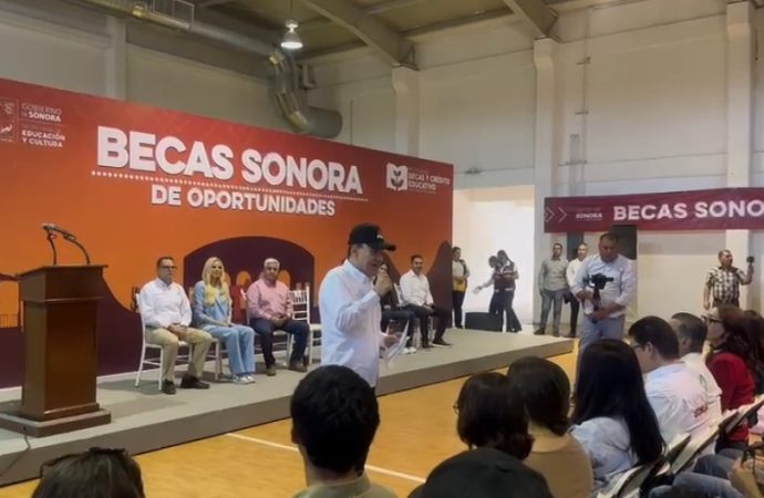 Entrega Durazo becas e Internet a estudiantes de la Universidad de la Sierra