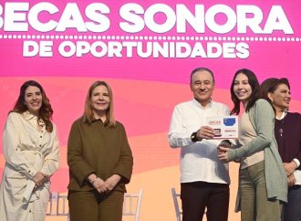 Disminuye Gobernador Durazo deserción escolar en Sonora con entrega de becas a estudiantes