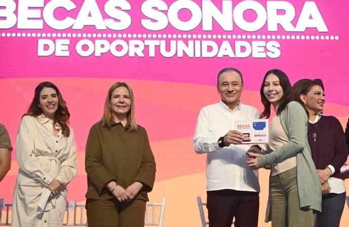 Disminuye Gobernador Durazo deserción escolar en Sonora con entrega de becas a estudiantes