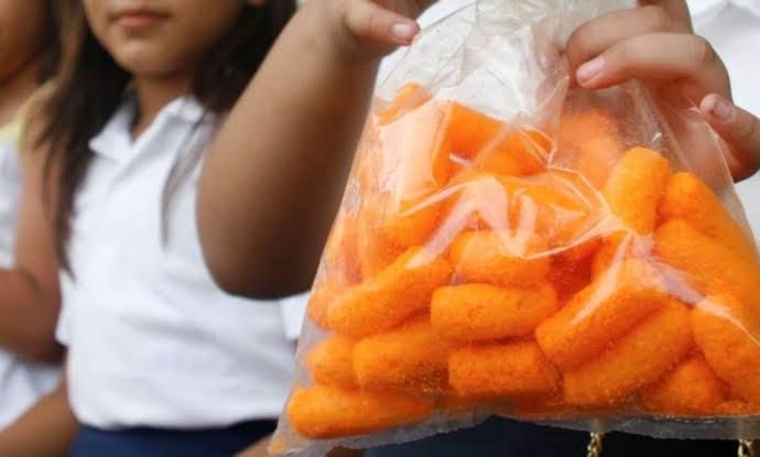 Deben tienditas escolares vender productos saludables y no comida chatarra