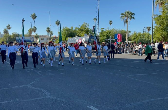 Realizan desfile en Hermosillo por Aniversario de la Revolución