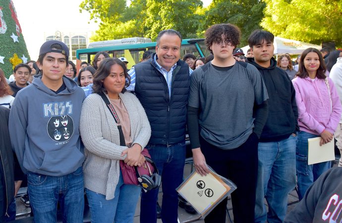 Con gran participación de jóvenes, encabeza Toño Astiazarán jornada de credencialización del H Bus