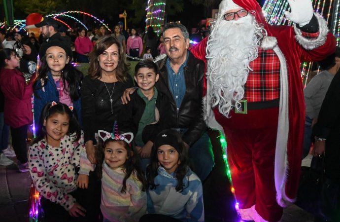 Se ilumina Parque Infantil Ostimuri con su gran encendido del árbol navideño 2024