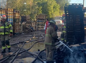 Sofocan Bomberos de Hermosillo incendio en una fábrica de tarimas de madera