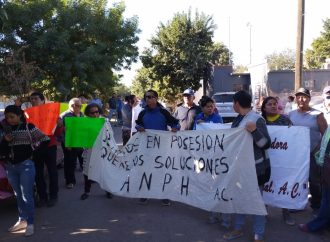 Impiden vecinos desalojo y se encaran contra policías