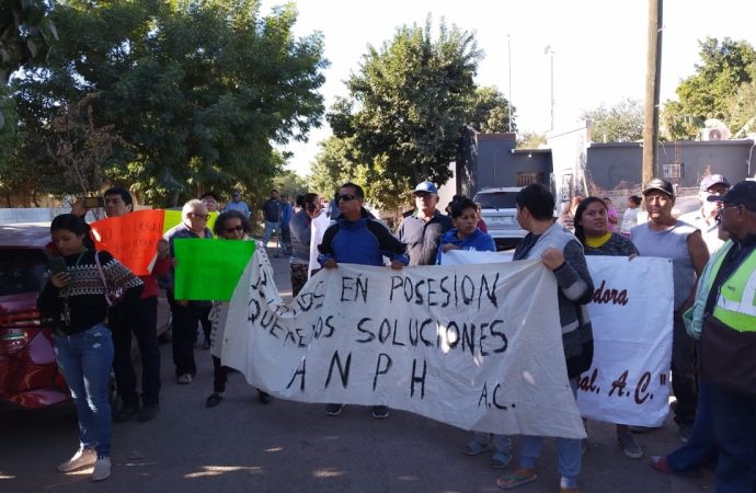 Impiden vecinos desalojo y se encaran contra policías