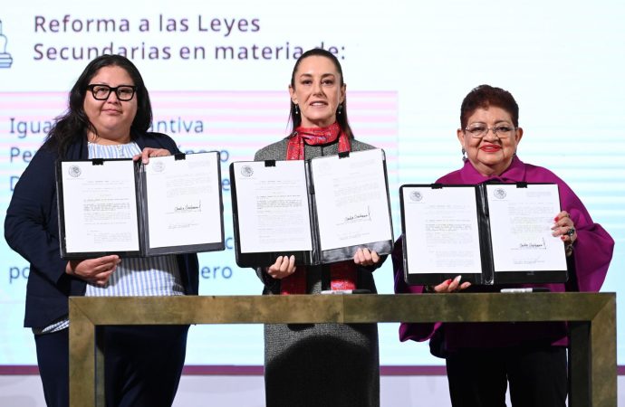 Presidenta Claudia Sheinbaum firma decreto para reformar leyes en favor de las mujeres en México