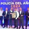 Entrega Toño Astiazarán reconocimiento a Policía del Año 2024