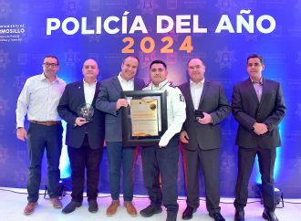 Entrega Toño Astiazarán reconocimiento a Policía del Año 2024