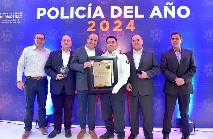 Entrega Toño Astiazarán reconocimiento a Policía del Año 2024