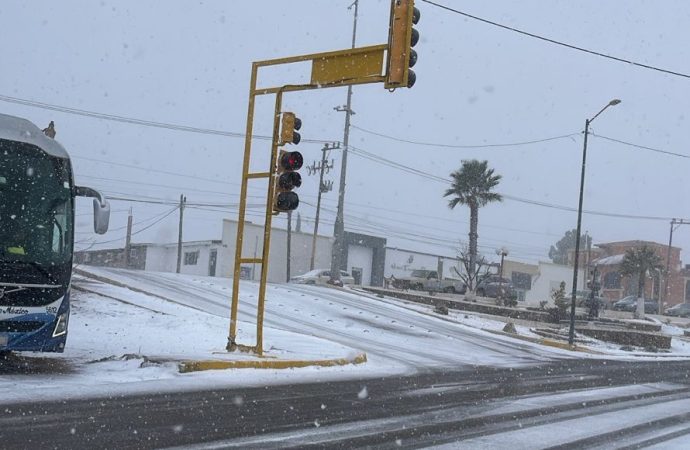 Llega la nieve a Sonora: Temporal invernal provoca cierres de carreteras y condiciones extremas