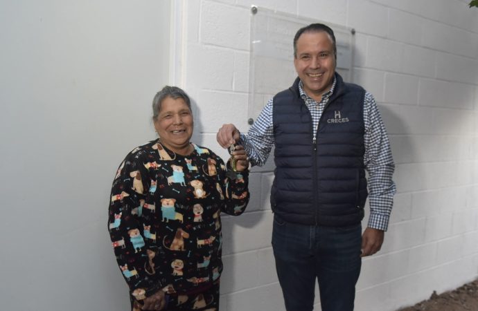 Apoya Toño Astiazarán a familias de la Adolfo López Mateos con cuarto en vivienda y tinacos