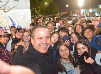 Entrega Toño Astiazarán corredor Camina Segura en Secundaria #1 “Prevo”