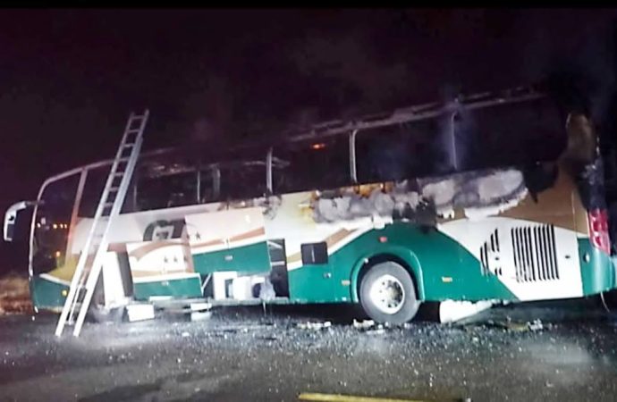 Autobús que viajaba de Tijuana a Culiacán se incendia en Sonora con 20 pasajeros a bordo; no se reportan lesionados