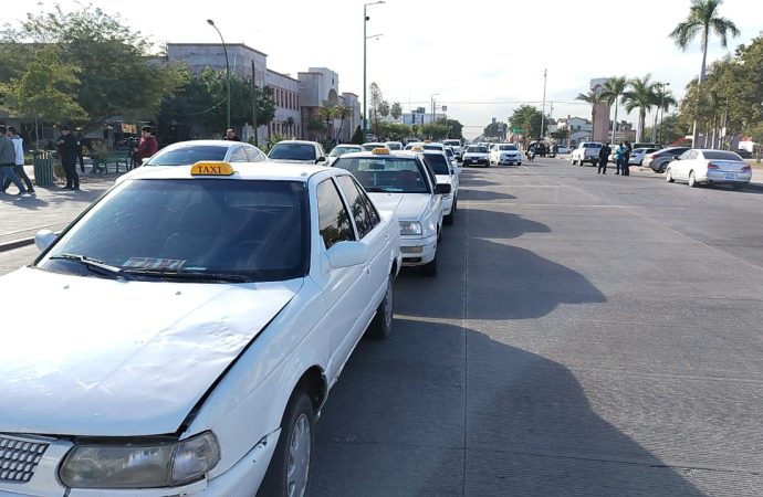 Se manifiestan taxistas tras operativos que dejan como resultado la detención de tres unidades