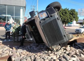 Se voltea camión blindado del Ejército Mexicano