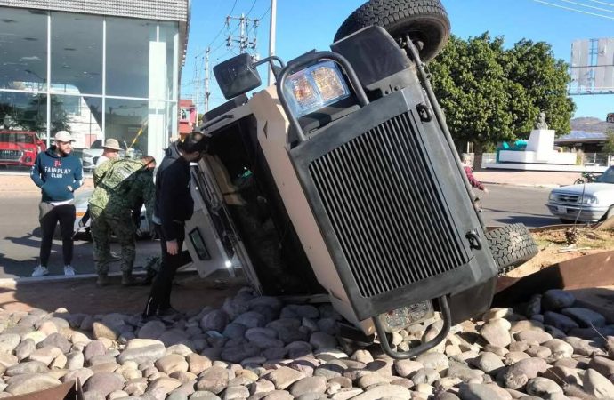 Se voltea camión blindado del Ejército Mexicano