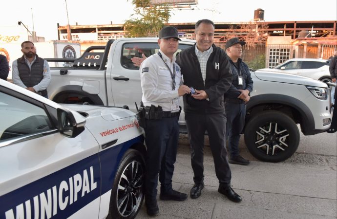 Entrega Antonio Astiazarán 10 patrullas eléctricas y sistema fotovoltaico en Comandancia Villa de Seris