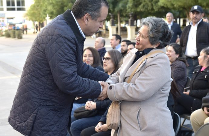 Apoya Toño Astiazarán a red de bibliotecas públicas municipales con entrega de computadoras