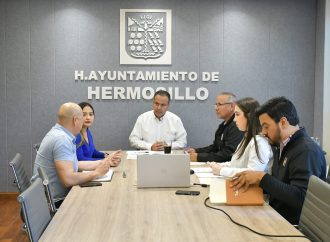 Entrega Toño Astiazarán apoyos a deportistas que participarán en competencias